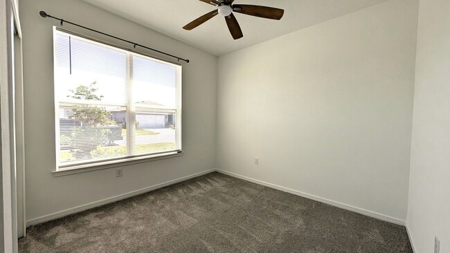 Building Photo - 3 Bedroom/ 2 Bath ready for immediate occu...
