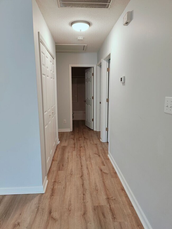 Building Photo - 2025 Ardmore Village Ln