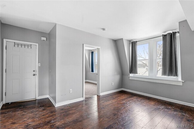 Foto del edificio - 2111 Seneca St