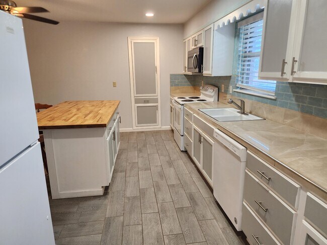 Building Photo - 613 Mimosa Dr