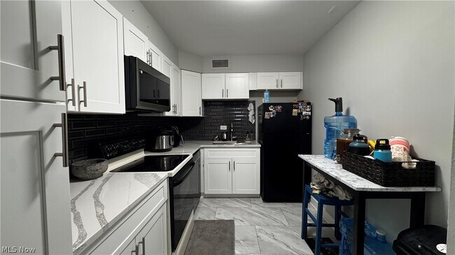 Foto del edificio - 12700 Lake Rd