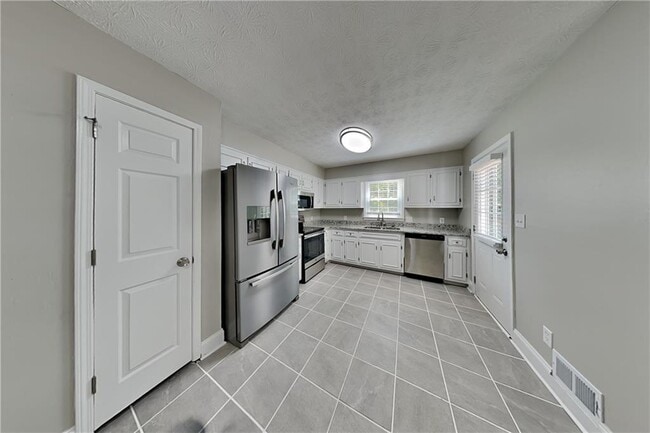 Building Photo - 2200 Hamstead Ct