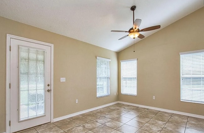 Building Photo - Charming 3/2 with large fenced yard!