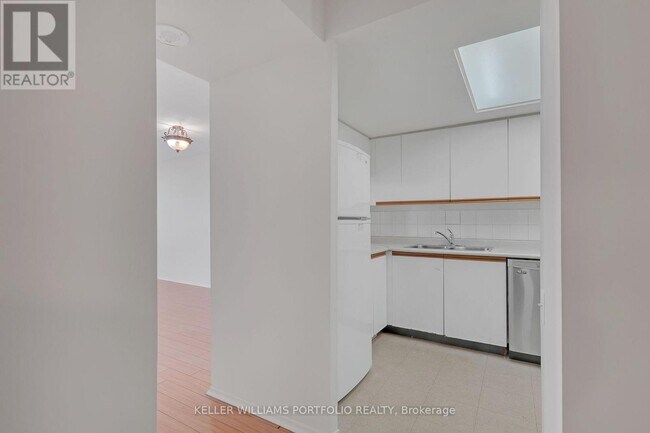 Photo du bâtiment - 2460 Eglinton Ave E
