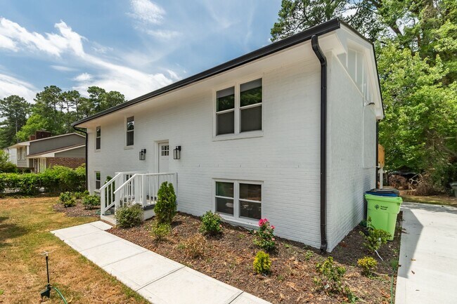 Building Photo - 6-bedroom, 3-bath home in North Raleigh