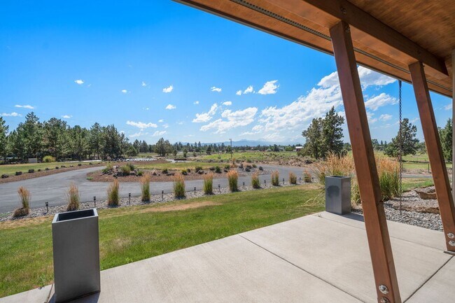 Building Photo - Private Five-Acre Bend Retreat with Cascade Mountain Views