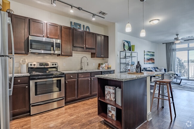 1BR, 1BA - 714SF - 755 North
