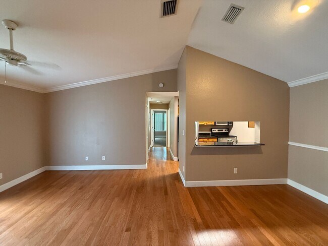 Foto del edificio - 4053 Crockers Lake Blvd