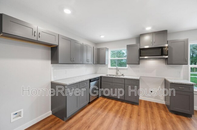Foto del edificio - 8217 Crestview Dr