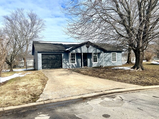 Foto del edificio - Elkins! 3 bed 2 bath with a huge fenced back yard