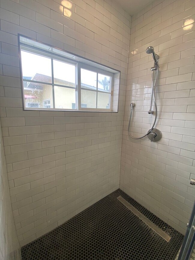 Building Photo - Newly Renovated Stone Steps - 4bd 4 ba Enc...