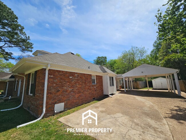 Foto del edificio - Massive 5BR/3BA Executive Home in East Memphis | Screened Porch & 2,200+ Sq Ft