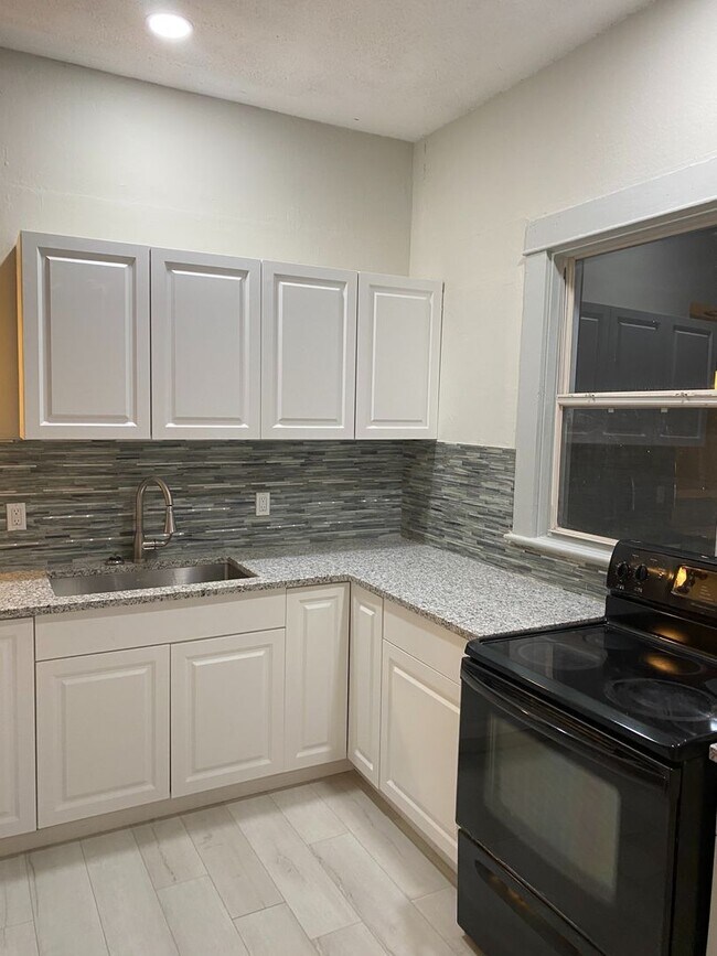 Foto del edificio - CHARMING 2 BEDROOM 1 BATH APARTMENT HOME - $500 OFF FIRST MONTH RENT!