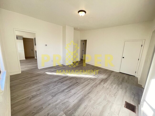 Building Photo - Massive 5 bedrooms 1.5 bathrooms house for...