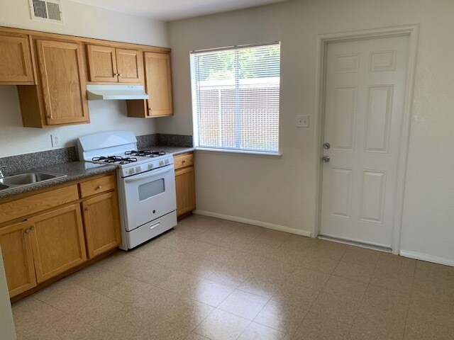 kitchen - 1803 S Bridge St