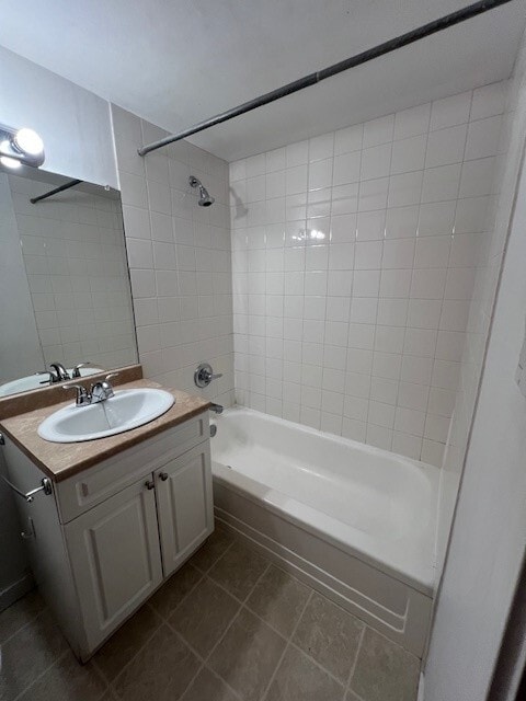 Building Photo - Large 1 Bed 1 Bath Top Floor