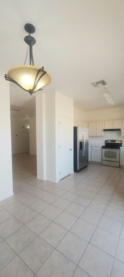 Building Photo - BEAUTIFUL 3BED with DEN 2BATH FLOORPLAN LO...