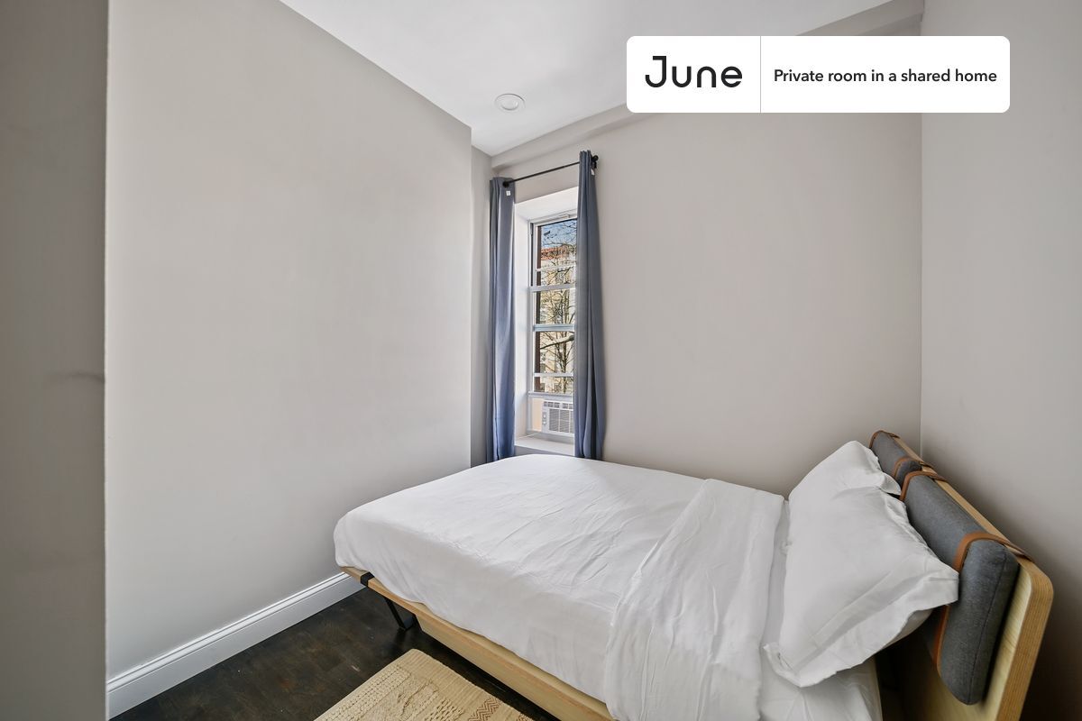 Foto principal - Private bedroom in 4 bed/2 bath Home