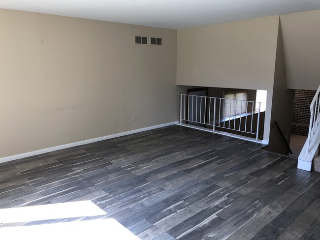 Building Photo - 6S020 Park Meadow Dr