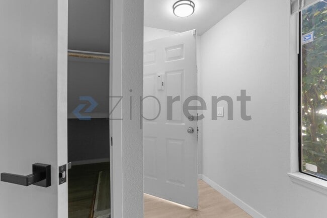 Building Photo - Unit B7