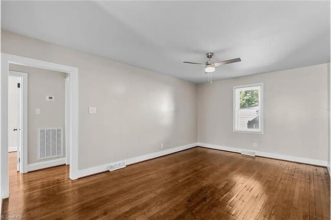 Foto del edificio - 2242 Hollyrood St
