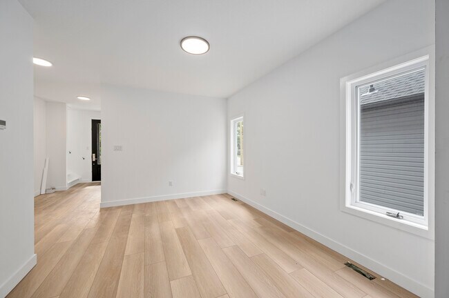 Photo du bâtiment - 108 Briscoe St E