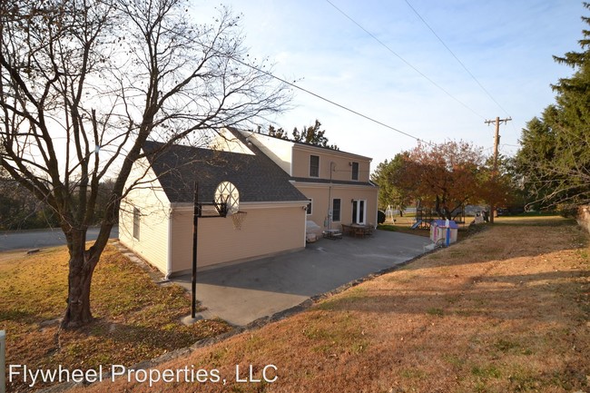 Building Photo - 4 br, 2.5 bath House - 1516 1st St