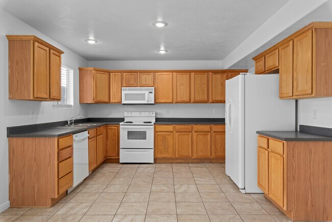 Kitchen - 211 W 1160 N