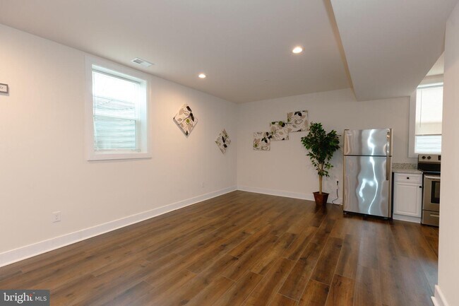 Foto del edificio - 5705 Crestwood Pl