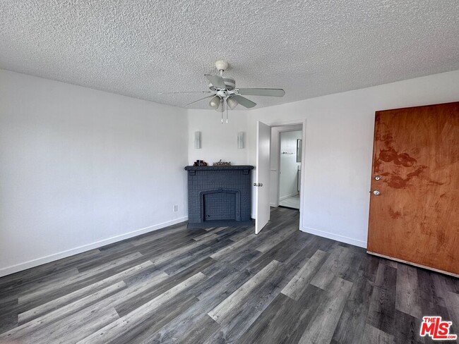 Foto del edificio - 858 W 88th St