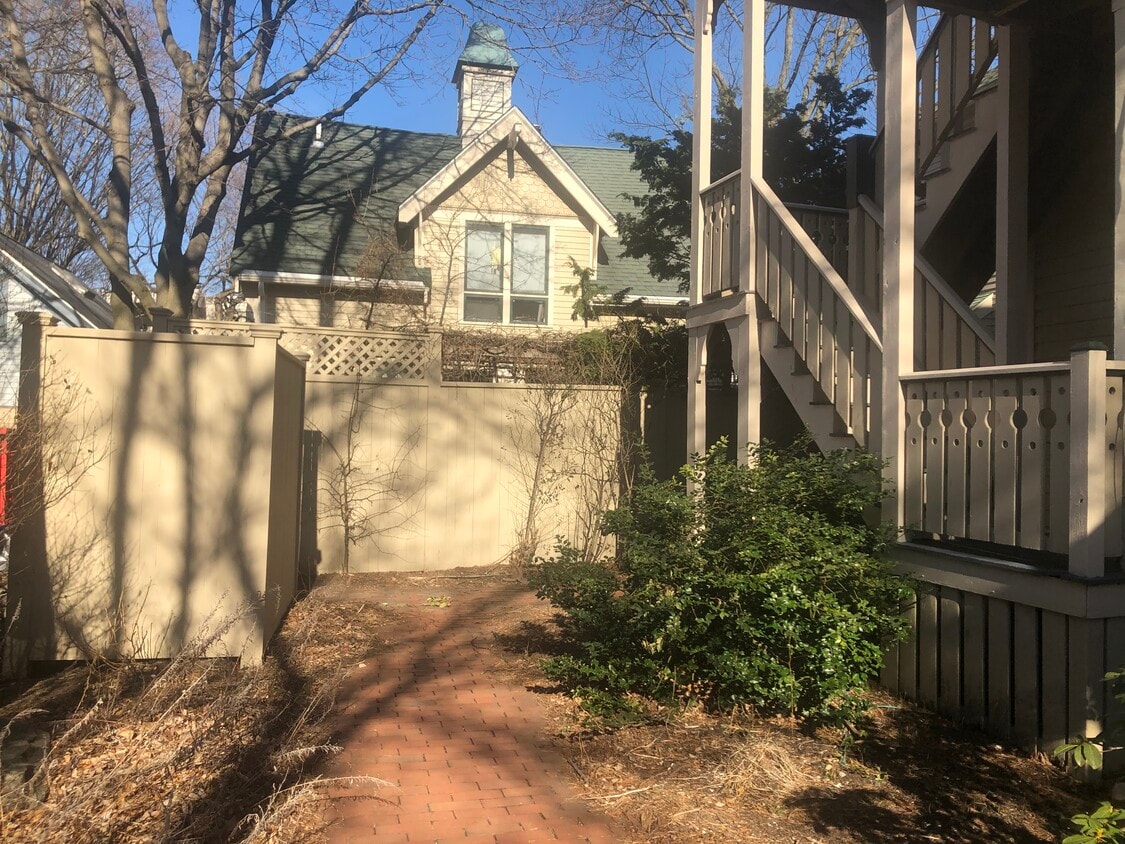 Building Photo - 293 Sidney St