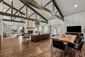 Building Photo - SUN HOLLOW