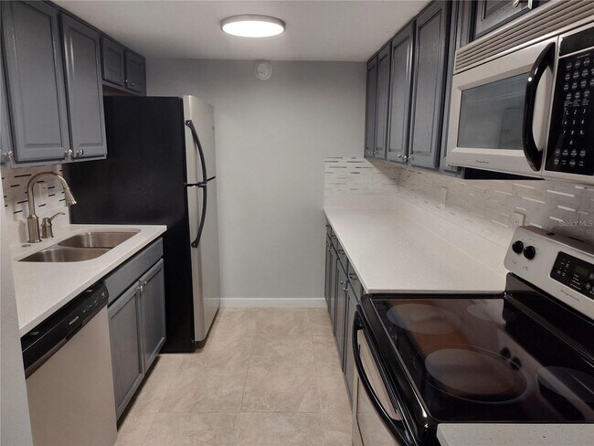 Building Photo - 1 Bedroom 1st Floor Del Rey Condo with new...