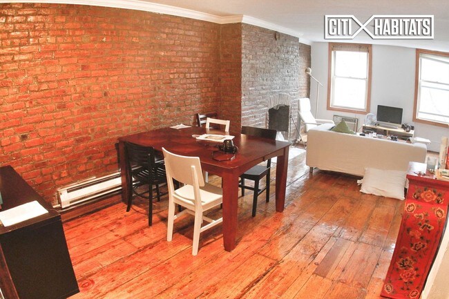 Building Photo - 271 E 7th St