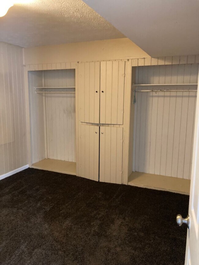 Building Photo - One Bedroom Apartment with den area- ALL UTILITIES INCLUDED!!