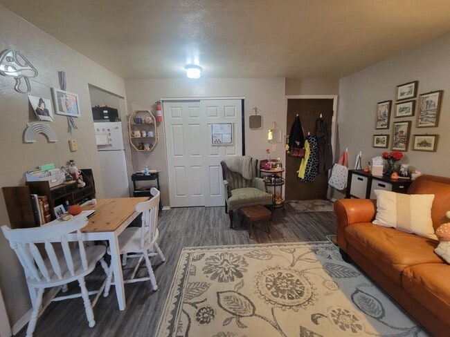 Building Photo - 216 E Sycamore St