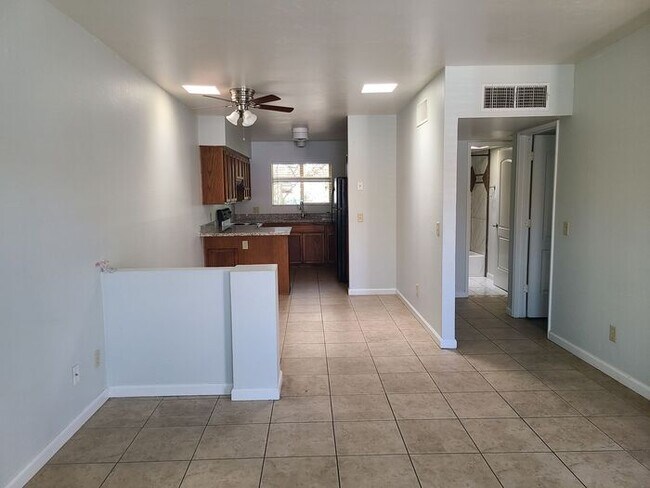 Foto del edificio - Charming Duplex Unit Available - Don't Miss Out!