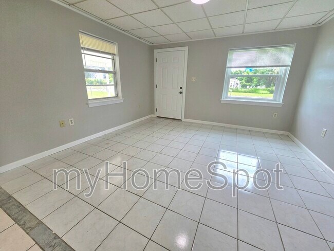 Foto del edificio - 56 Norwood Dr
