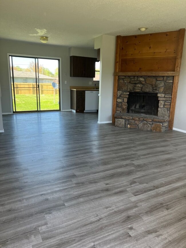 Building Photo - Spacious 2 bedroom 1 bathroom duplex in a ...