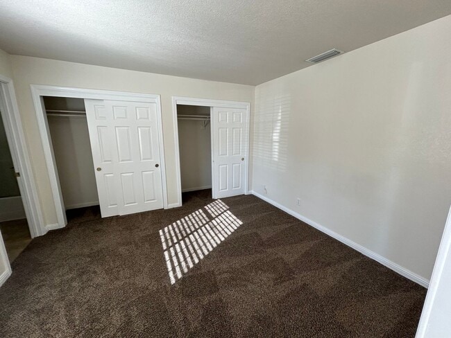 Building Photo - 3 bedroom 2 bathroom in SW Visalia