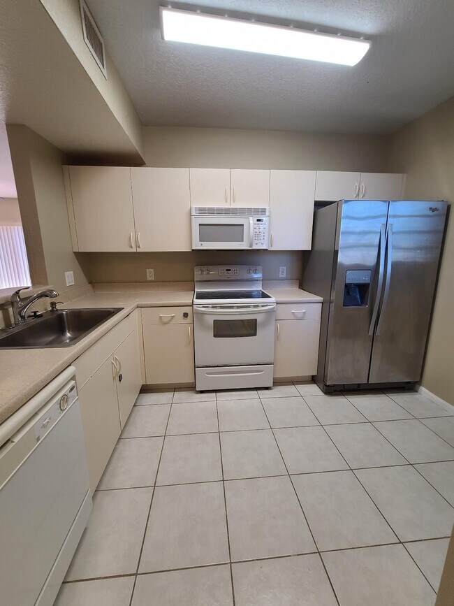 Building Photo - 1063 Golden Lakes Blvd