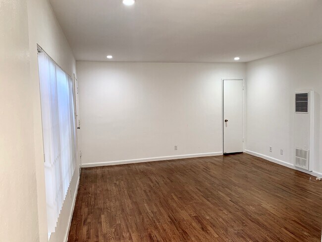Building Photo - 3419 Club Dr