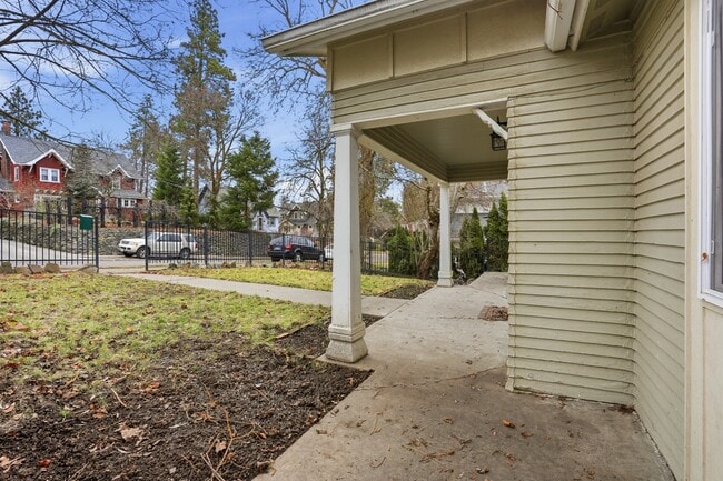 Building Photo - 508 E 19th Ave