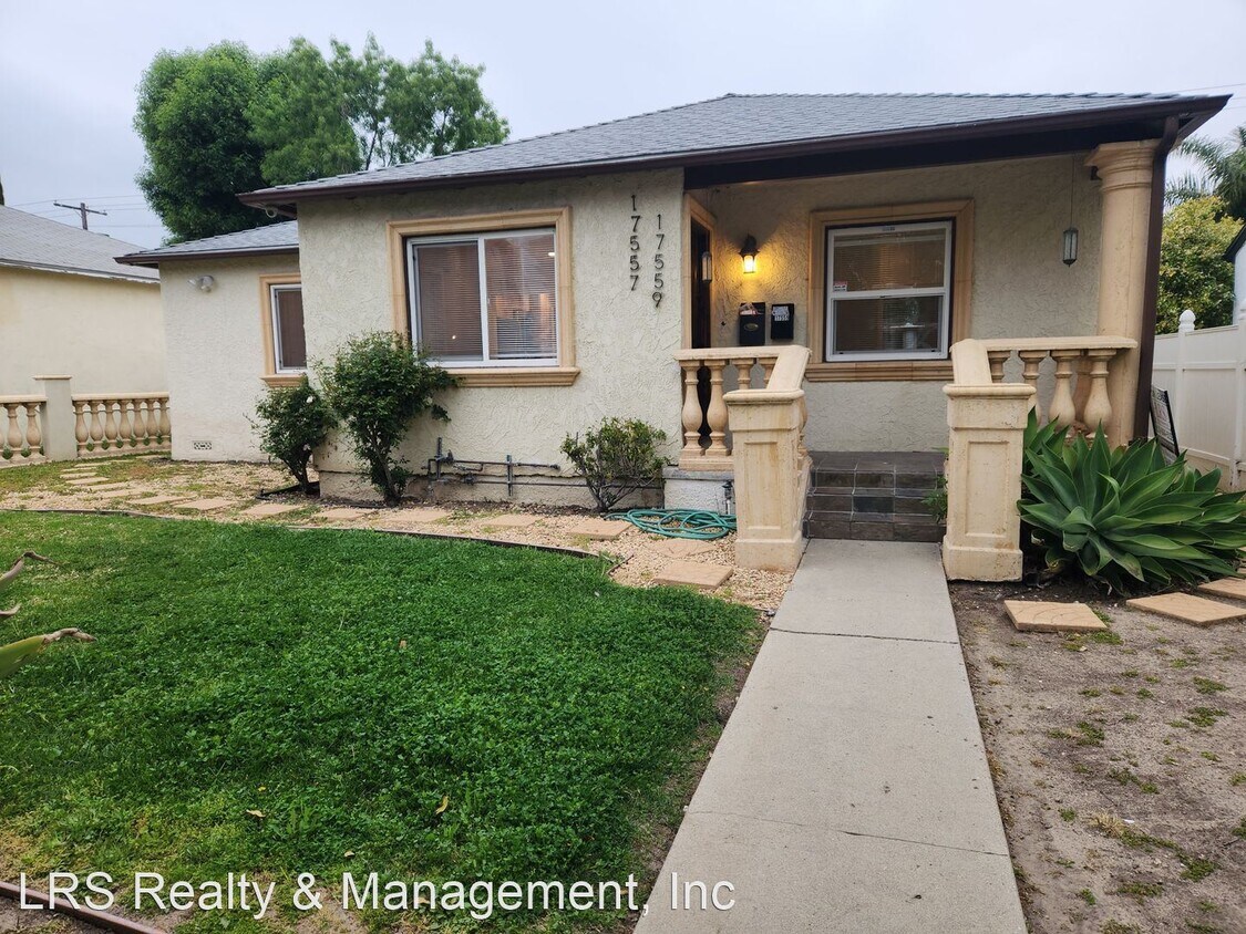 2 br, 1 bath House 17557 Burbank Blvd. House Rental in Los Angeles