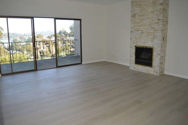 Building Photo - Nicely Updated Top Floor Unit with Bay View