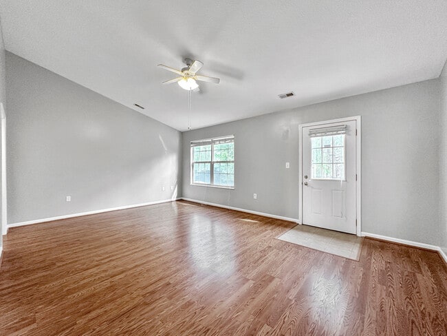 Building Photo - Beautiful 2 Beds 1.5 Bath Villa
