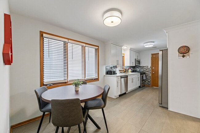 Foto del edificio - 2034 W Berteau Ave