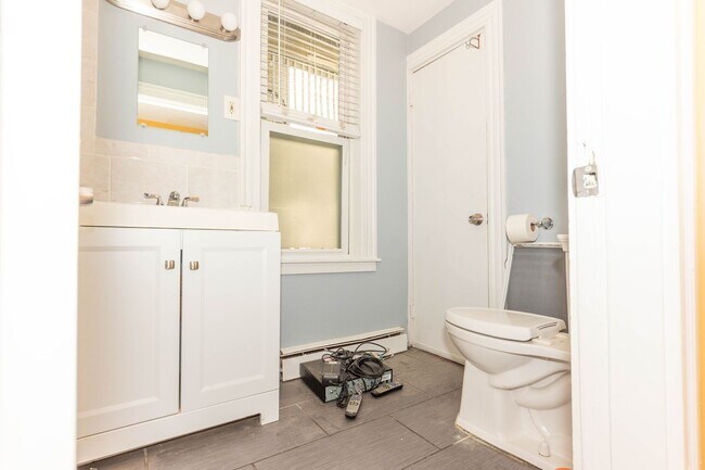 Building Photo - Renovated 4–5 Bed / 2 Bath Duplex – Rent W...