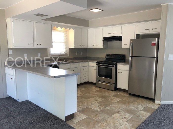 Building Photo - Charming 3 BED / 2 Bath Ranch style home