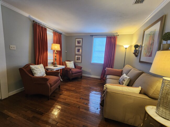 Foto del edificio - 1009 Caroline Ave